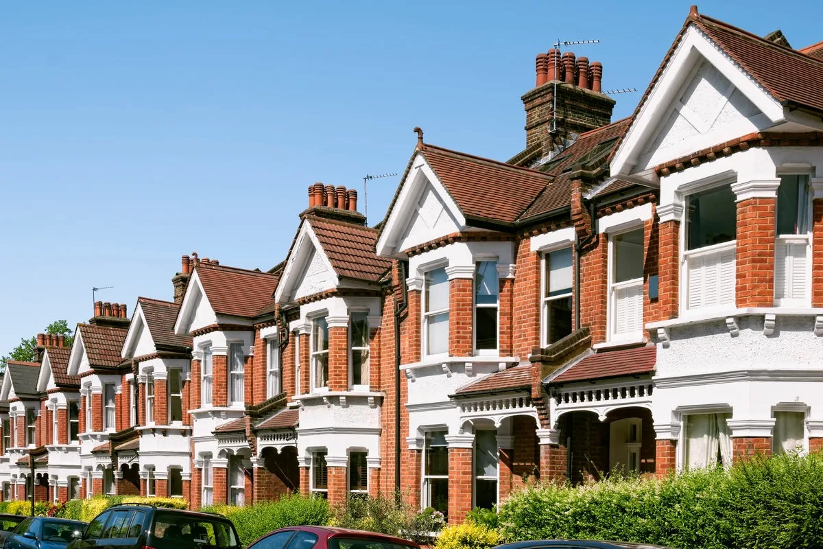 Average UK house price drops by over £1,000 in a single month