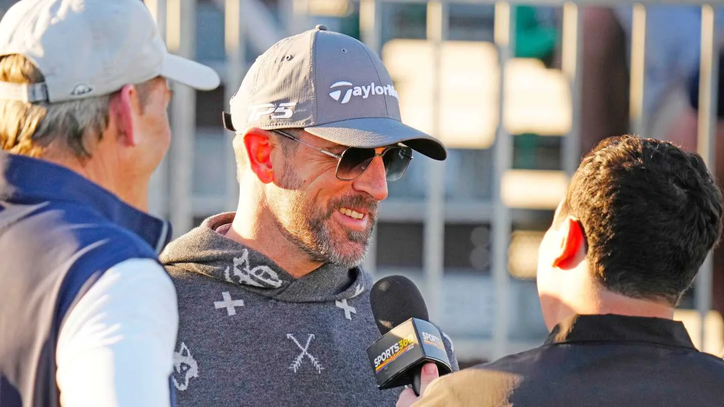 Aaron Rodgers arrives in Pittsburgh to sign contract with Steelers